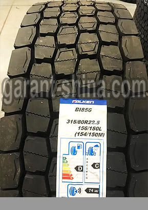 Falken BI-856 (приводная) 315/80 R22.5 156/150L 20PR - Фото протектора с этикеткой вблизи